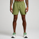 SAUCONY - OUTPACE 5INCH SHORT Men - Rev Online